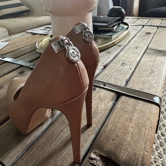 As new NUDE MICHAEL KORS PUMPS - Picture 3 of 13